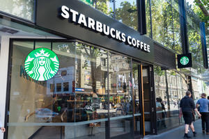 Chiến lược 'may đo' của Starbucks: Vì sao có nơi siết chặt, nơi lại nới lỏng chính sách với khách hàng?