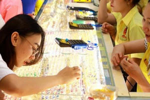 Giá vàng tiếp đà tăng mạnh, cảnh báo rủi ro việc đầu cơ, nắm giữ để “lướt sóng”