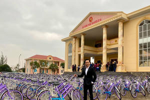 Doanh nhân Nguyễn Mạnh Hà trao 300 chiếc xe đạp cùng những phần quà ý nghĩa tới trẻ em nghèo tại huyện Lộc Hà tỉnh Hà Tĩnh