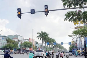 Từ 1/1, người điều khiển xe máy vượt đèn vàng bị xử phạt như thế nào?