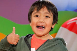 "Làm Youtube" với sự giúp đỡ của bố mẹ, cậu nhóc 8 tuổi kiếm hơn 600 tỷ đồng/năm