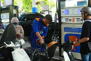 Từ 15h chiều nay, giá xăng giảm hơn 100 đồng/lít