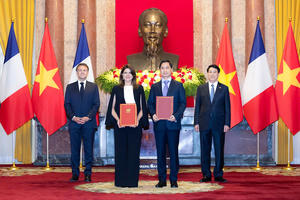 VNVC và Sanofi trao văn kiện hợp tác chuyển giao công nghệ sản xuất vaccine