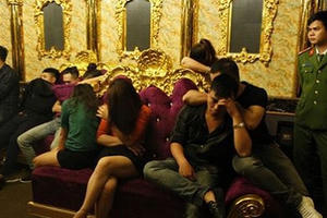 Phó giám đốc ngân hàng và cô giáo tiểu học cùng sử dụng ma túy