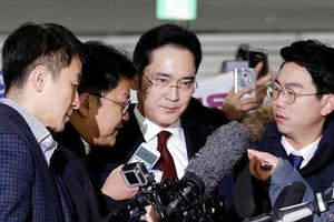 Người thừa kế Samsung đối mặt ngày dài ở tòa án