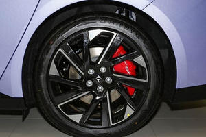 Mất thêm gần 18 triệu để nâng cấp lên phanh hiệu suất cao, người mua xe Trung Quốc chỉ nhận thêm được bộ vỏ đỏ bọc bên ngoài