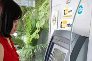 Ông lớn ngân hàng chạy đua giảm phí ATM