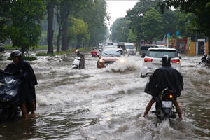 Bão số 5 suy yếu thành áp thấp nhiệt đới, miền Trung tiếp tục mưa lớn