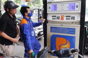 Giá xăng giảm, dầu tăng