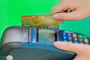 Nhiều ngân hàng “đua nhau” miễn phí dịch vụ