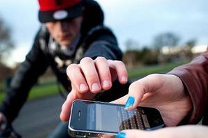 Tên cướp giật tham lam và ngu ngốc