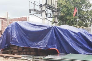 Dỡ nhà nhường đất cho thủy điện, bị kiểm lâm xử phạt vì vận chuyển... gỗ