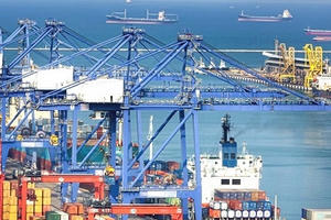 GDP tăng trưởng thấp kỷ lục nhưng xuất siêu 6 tháng đầu năm vẫn gấp 2,4 lần cùng kỳ