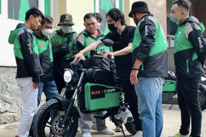 Gojek 'bắt tay' hợp tác với Dat Bike, thí điểm vận chuyển khách, giao hàng bằng xe máy điện