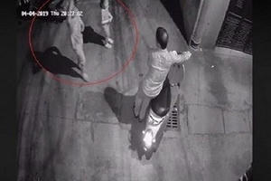 Tạm giữ nghi phạm xâm hại bé gái trong ngõ vắng Hà Nội