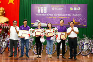 ACE Charity & Think Big Group trao 1,6 tỷ học bổng cho học sinh nghèo