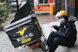 Cái khó ló cái khôn: Cách ship hàng thông minh của các ông lớn giao đồ ăn giữa tâm dịch Vũ Hán