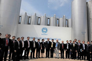 Phó Thủ tướng Lào thăm và làm việc với Vinamilk