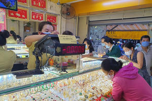 Mua bán vàng kiểu 'đi đêm', lợi bất cập hại