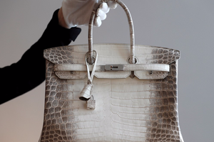 Đàn ông đeo Rolex, phụ nữ cầm Birkin: Không chỉ là phụ kiện, chiếc túi xa xỉ này đang trở thành khoản đầu tư giữ giá tốt hơn cả vàng