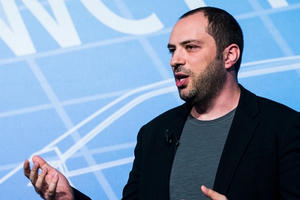 Cậu bé nhập cư mồ côi cha mẹ trở thành tỷ phú sáng lập ra ứng dụng khiến Facebook phải dè chừng