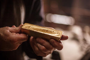 Vì sao vàng giảm giá mạnh đêm qua?