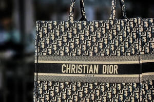Câu chuyện kinh doanh: Sự thật về giá trị đúng của những chiếc túi Dior, Giorgio Armani giá tới 70 triệu đồng