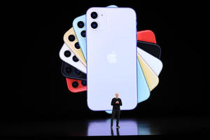 Apple là công ty đầu tiên tại Mỹ đạt giá trị vốn hóa kỷ lục 2.000 tỷ USD