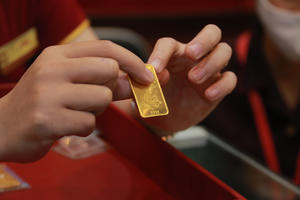 Vàng SJC giảm gần 400.000 đồng/lượng trong 30 phút, về 56 triệu đồng