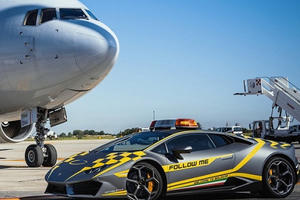 Sân bay Italia sử dụng Lamborghini Huracan mới coóng làm xe dẫn đường