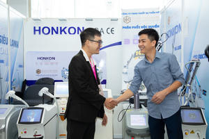 Lê Huỳnh Anh Vy đại diện Omm BROWS trao đổi công nghệ xóa sửa phun xăm đạt FDA