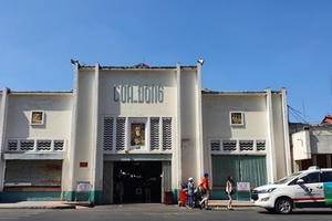 Ngủ gật, chơi điện thoại 'qua ngày' tại chợ lớn nhất Bắc, Trung, Nam giữa dịch Covid - 19