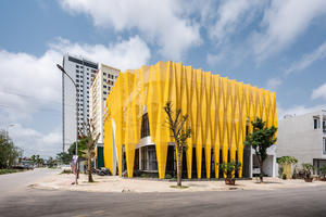 Ngôi nhà phủ "tấm áo" màu vàng, thiết kế nếp gấp sáng rực góc đường Thanh Hóa 