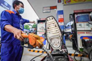 Giá xăng giảm xuống thấp nhất 4 tháng 