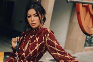 Minh Tú sành điệu dạo phố Sài Gòn ngày cuối năm