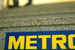 Metro vật lộn với cuộc chiến trước hai ông trùm Đông Âu