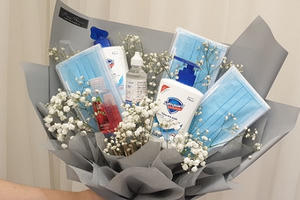 Lễ tình nhân Valentine giữa mùa Covid-19: Bó hoa "độn" khẩu trang, nước rửa tay trở thành món quà ý nghĩa