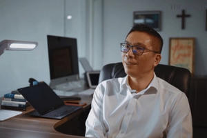 Bị bạn gái khinh vì nghèo, chàng công nhân trở thành CEO lãnh đạo hơn 3000 nhân viên