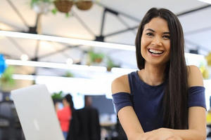 Cô gái bị từ chối 100 lần, khởi nghiệp thiết kế tỷ đô, cứ 33 giây lại có một sản phẩm mới ra đời!