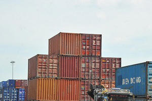 Xuất khẩu tăng tốc, Việt Nam xuất siêu trở lại