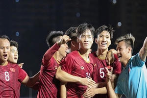 Doanh nghiệp 'ào ào' treo thưởng trước trận chung kết