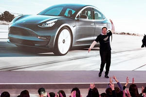 Tỷ phú Elon Musk làm điều bất ngờ trong buổi lễ ra mắt dòng xe Tesla đầu tiên sản xuất tại Trung Quốc