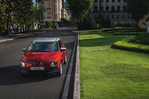 Sở hữu xe điện 'quốc dân' VF 5, người Việt trẻ tự tin khoe cá tính