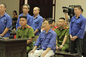 Bị hại bật khóc lớn trong phiên tòa xét xử ông trùm bảo kê chợ Long Biên Hưng "kính"