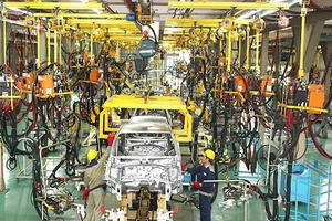 Công nghiệp ô tô Việt Nam mới sản xuất được săm lốp, gương kính