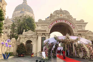 Cận cảnh lâu đài dát vàng của đại gia xi măng ở Ninh Bình: Xây thô hết 400 tỷ, nội thất đắt đến choáng ngợp