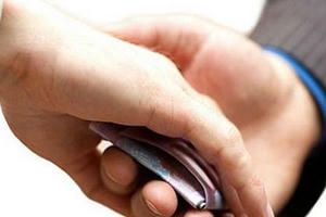 Doanh nghiệp “toát mồ hôi” vì không “bôi” thì không “trơn”