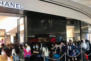 Giới trẻ Trung Quốc đổ xô đi mua đồ hiệu Hermès, Chanel để... đầu tư, sinh lời