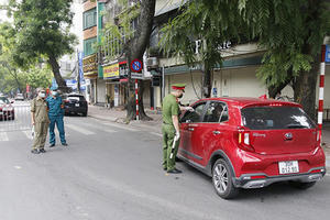 Hà Nội xử phạt gần 900 trường hợp vi phạm phòng chống dịch với số tiền hơn 1,2 tỷ đồng