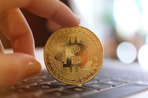 Bitcoin lao thủng mốc 90.000 USD, vốn hóa thị trường 'bốc hơi' hơn 600 tỷ USD